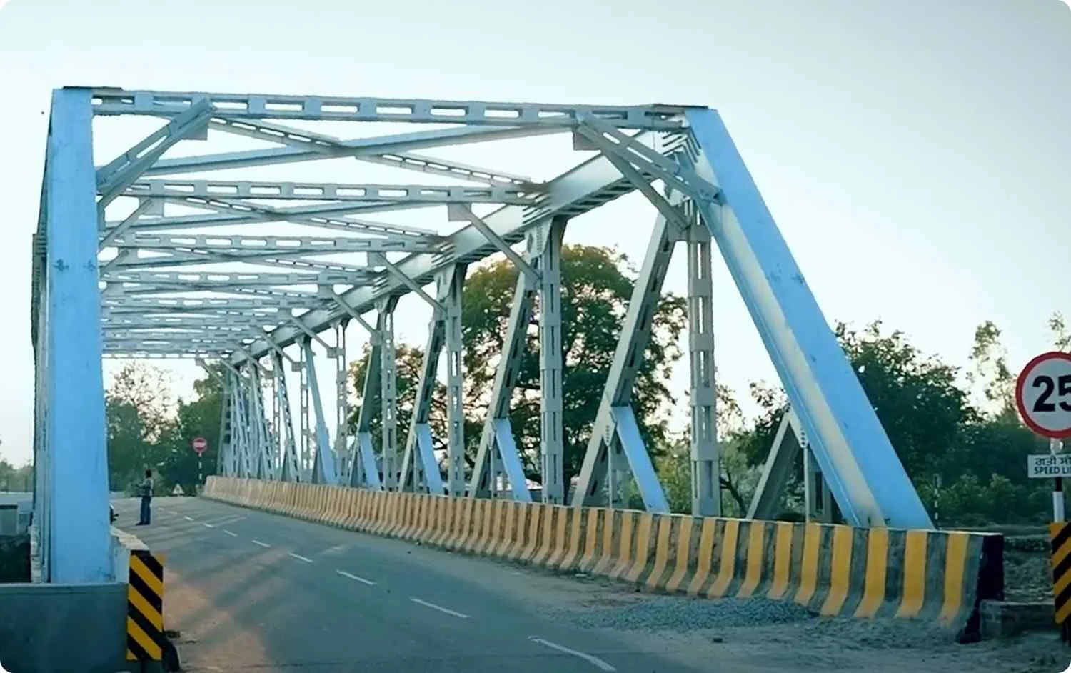 MOTORABLE TRUSS BRIDGE